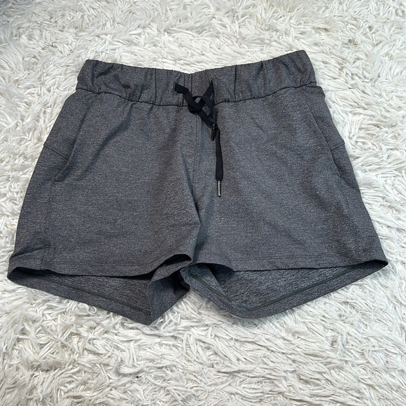 Lululemon On The Fly Short *2.5" Heathered Black - Picture 1 of 6